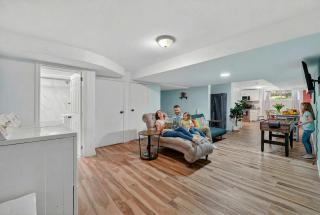 Spacious 1 BD + 1 Den near Marina and Canal - 5