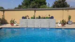 Cottage - Sleeps 4 - Pool - Near Airport - 8