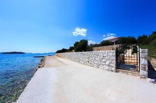 Luxury Beachfront Villa Dalmatino Trogir with private pool right at the beach in Okrug Gornji - Ciovo - 3