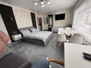 Luton Retreat - Modern 2 Bedroom Studio Near Town Centre, Station and Airport - 1