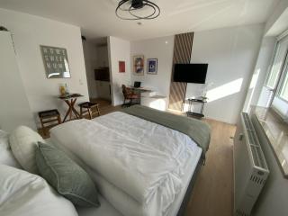 Balcony - Central Apartment - Free Parking - 1