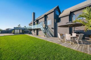 Black Swan- Beachfront Home with Year-Round Jacuzzi - 2