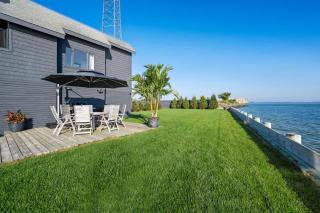 Black Swan- Beachfront Home with Year-Round Jacuzzi - 1
