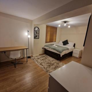 Balco Spacious 4 Bed Flat - All Double Beds - Free Parking - West Bridgford - 6