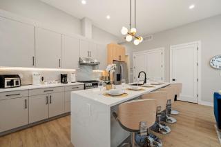 Modern 2-BD 2-BA Retreat near Medical District - 0