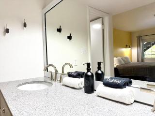 Sunny Vibes Studio Walk to Downtown Trolley - 6