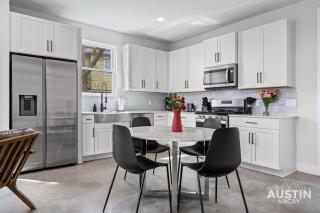Brentwood Getaway 2BR 2.5BA w King Suites Mins from Honky Tonk by Austin Vacay - 2