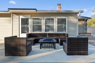 Spacious 4BR Home Near Beach Backyard Sleeps 10 - 2