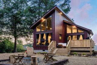 The Bear Comfy Cabin with Pickleball, Golf, Sauna and Hot Tub - 0