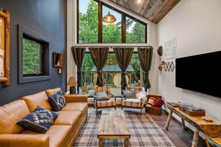 The Bear Comfy Cabin with Pickleball, Golf, Sauna and Hot Tub - 7