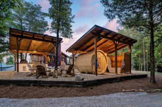 The Bear Comfy Cabin with Pickleball, Golf, Sauna and Hot Tub - 4