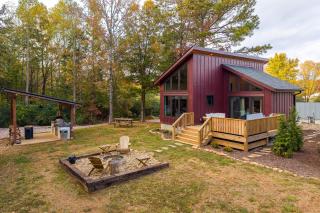The Bear Comfy Cabin with Pickleball, Golf, Sauna and Hot Tub - 2