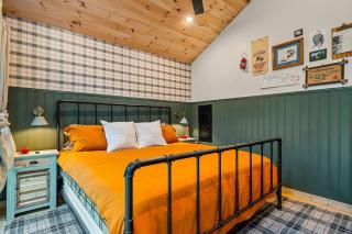 The Pine Cozy Cabin with Hot Tub, Sauna, Pickleball and Plunge - 7