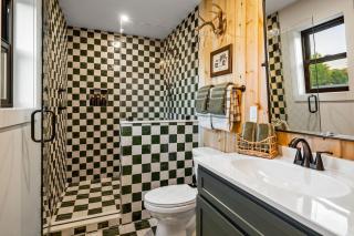 The Pine Cozy Cabin with Hot Tub, Sauna, Pickleball and Plunge - 2