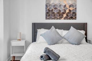 Downtown 5 bed Sleeps 11 unit Near Rogers MTCC Union Lakefront - 7