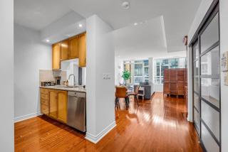 Downtown 5 bed Sleeps 11 unit Near Rogers MTCC Union Lakefront - 3