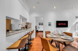 Downtown 5 bed Sleeps 11 unit Near Rogers MTCC Union Lakefront - 1