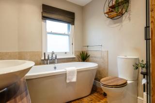 Stunning 2 Bed Townhouse with Patio - 7