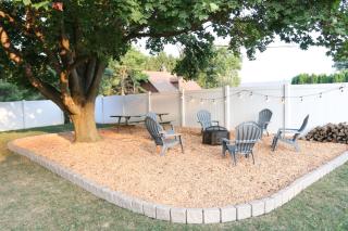 The Amish Country Cottage Hot Tub Game Room - 9