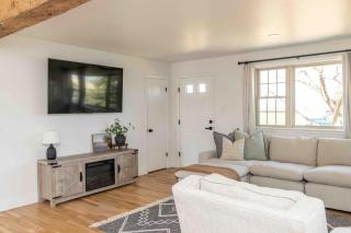 The Amish Country Cottage Hot Tub Game Room - 2