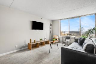 Spacious Apt Walkable to Metro - Prime Location - 1