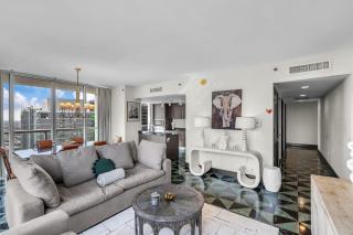 Sky-High Water Views at Icon Brickell - 4