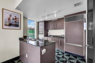 Sky-High Water Views at Icon Brickell - 6