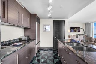 Sky-High Water Views at Icon Brickell - 3