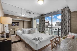 Sky-High Water Views at Icon Brickell - 5