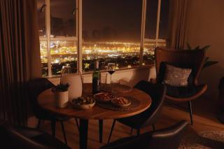 Panoramic City and Ocean Views, Pool, AC, Fibre WiFi & Secure Parking - 3