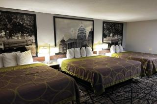 Super 8 by Wyndham Pella - 4