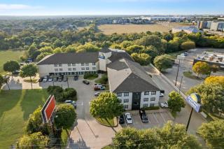 Days Inn & Suites by Wyndham DeSoto - 1
