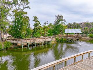 2BR Parkside Villa - Walk to Coligny - 5