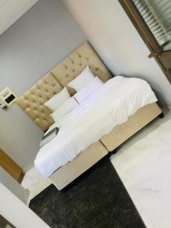 Plattekloof Queens Guest House - 2