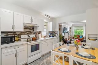 WhyteHoops Hub Whyte Ave Games Retreat - 7