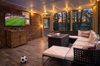 *FIFA Family Home* 2 Houses-in-1, Fully-Fenced - 9
