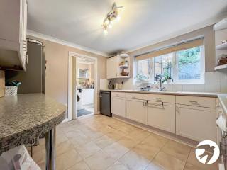 5 Bed Long & Short stay property with Wifi &parking sleeps 10 - 7