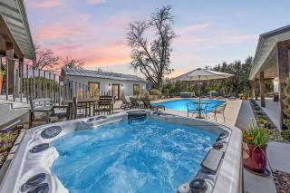 Miles Manor - Pool 2 Hot Tubs & Walk to Main - 8