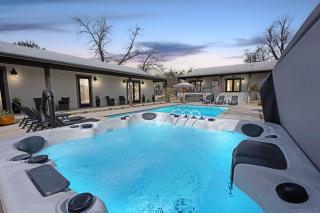 Miles Manor - Pool 2 Hot Tubs & Walk to Main - 4