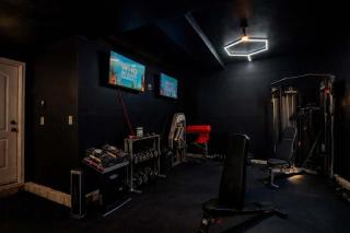 FlightDeck HotTub Fireplace NearAirport FamilyHome - 9