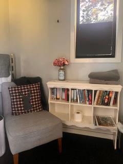 Adorable studio cottage with mountain views - 7