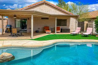 Desert charmer with enclosed yard, heated pool, smart TVs, WD, and full kitchen - 0