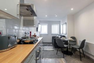 City Centre Modern Apartments - By VICHY Holidays - 4