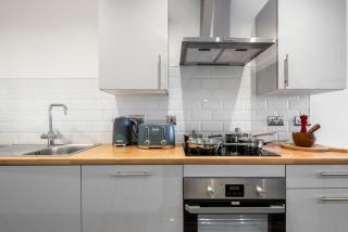 City Centre Modern Apartments - By VICHY Holidays - 6
