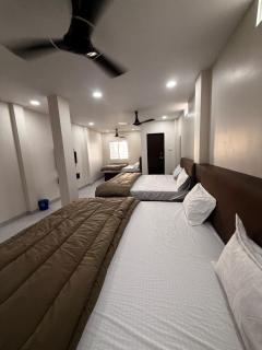 hotel vasudev near mandir and station - 8