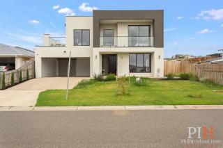 Spacious Central 2 story Luxury with views - 8