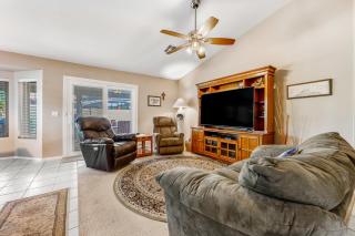 Lovely getaway with private pool, putting green & desk - 6