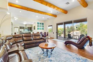 Stellar dog-friendly home with gas grill, patio, kitchen, TV, and washer, dryer - 2