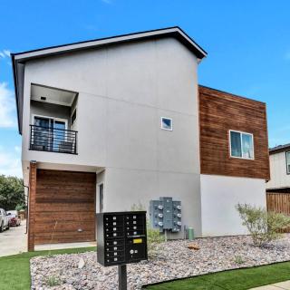 Elegant 4BR Home w Rooftop 5 min to Downtown - 1