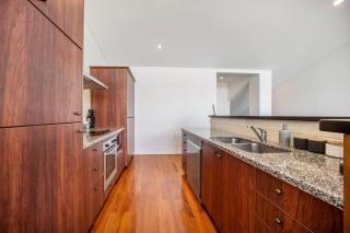 Harbourfront Penthouse With Free Parking - 4